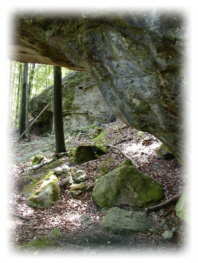 Abris unter Dolomitklippen